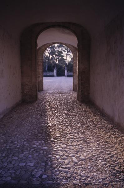 Passage couvert donnant sur la première cour intérieure.