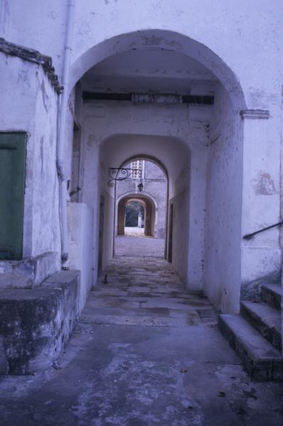 Passage couvert donnant sur la première cour intérieure.