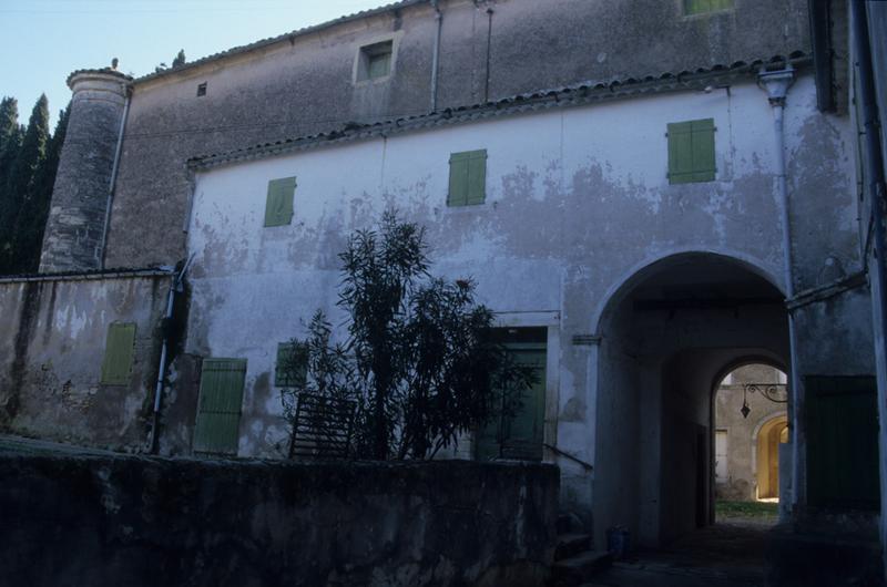 Passage couvert et bâtiment donnant sur la première cour intérieure.