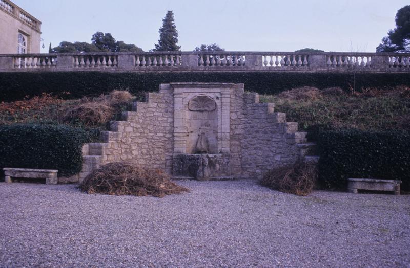 Jardin ; terrasses ; fontaine adossée.