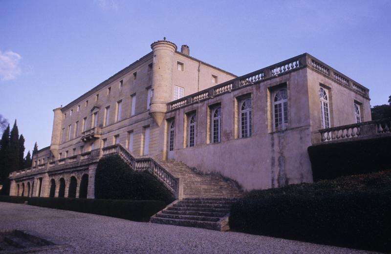 Façades sur les terrasses du jardin.