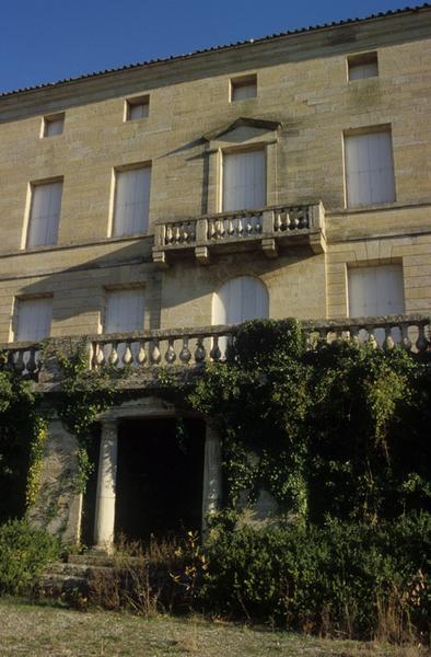 Façade sur les terrasses du jardin.