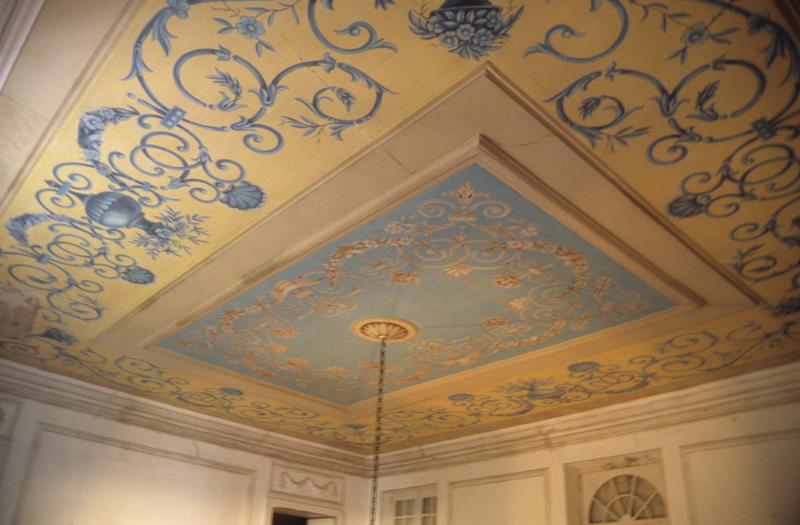 Intérieur ; plafond.