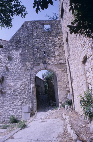 Porte fortifiée de l'enceinte.