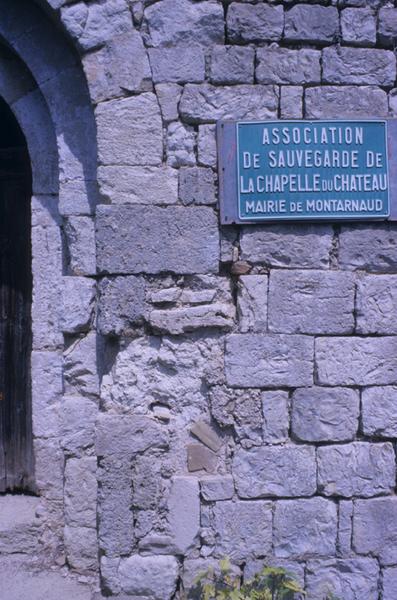 Façade sud ; portail ; plaque.