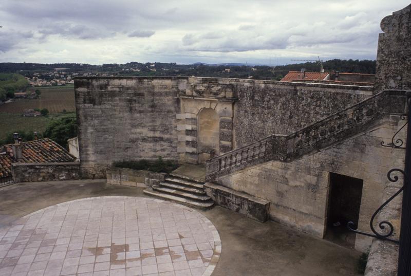 Terrasse avec niche et escalier d'accès aux terrasses, au sud.