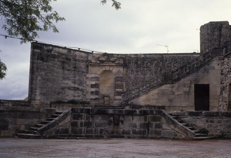 Terrasse et niche avec escalier au sud.