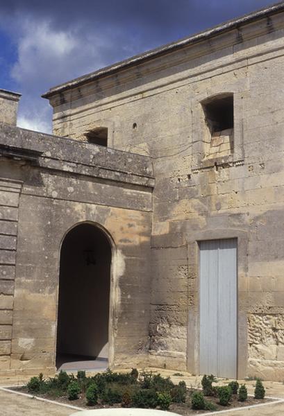 Vestiges de l'orangerie à l'ouest et partie façade ouest du château.