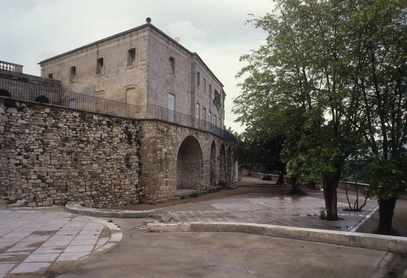 Façades sud-ouest et terrasse.