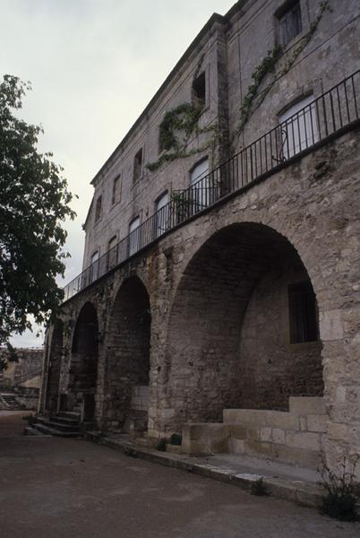 Façade sud sur les terrasses et les jardins.