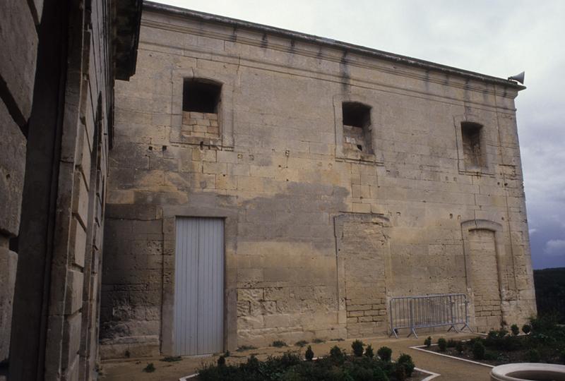 Façade sud-ouest au niveau d'une terrasse latérale.