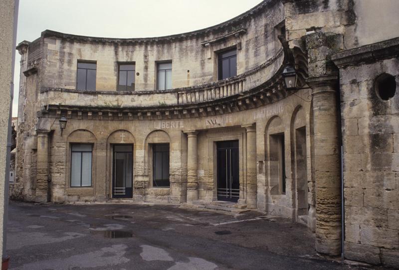 Façade principale sur la rue au nord (vue de l'ouest) ; entrée de l'actuel hôtel de ville.