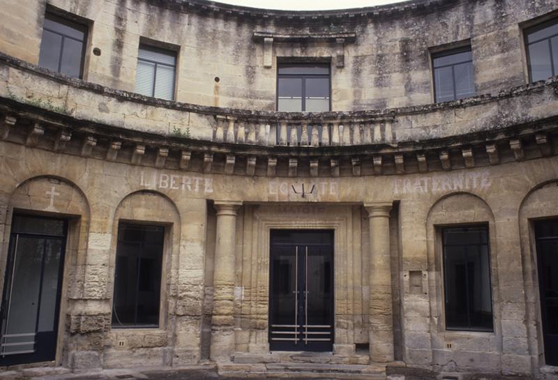 Façade principale sur la rue au nord ; entrée de l'actuel hôtel de ville.