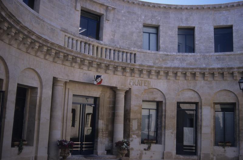 Façade principale sur la rue au nord ; entrée de l'actuel hôtel de ville.