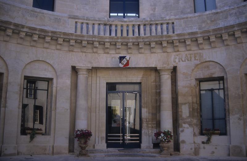 Façade principale sur la rue au Nord ; entrée de l'actuel hôtel de ville.