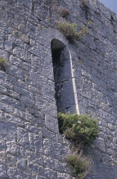 Tour maîtresse ; baie à ébrasement intérieur.