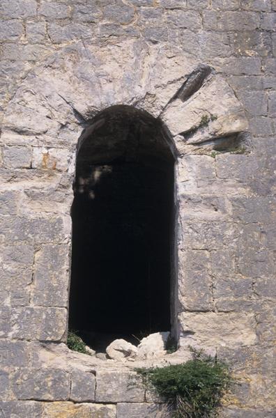 Tour maîtresse ; porte d'entrée.