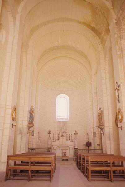 Intérieur ; nef et choeur.