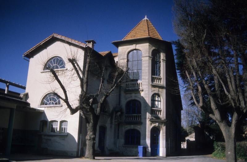 Actuel lycée Pierre Rouge ; bâtiment salle bleue.