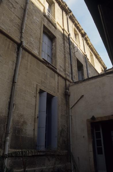 Cour et bâtiment.