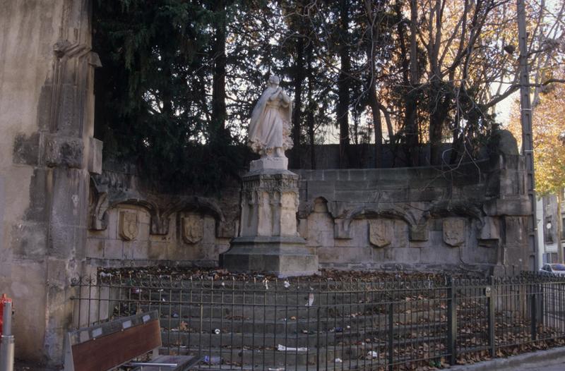 Statue dans un parc à l'extérieur.