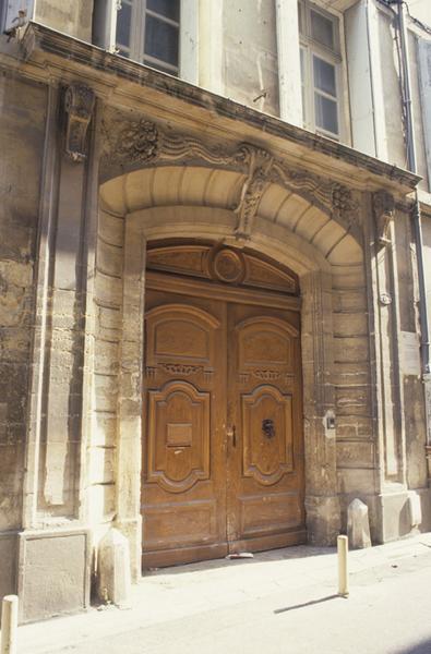 Façade extérieure ; porte.