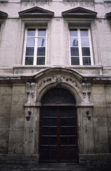 Cour intérieure ; porte.