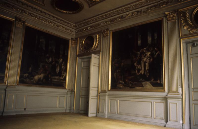 Intérieur ; décor d'une salle.