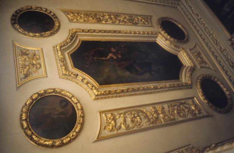 Intérieur ; décor d'une salle.