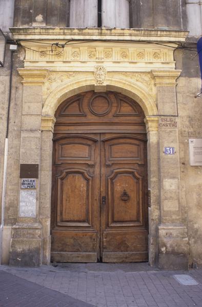 Façade extérieure ; porte.