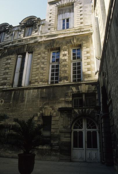 Bâtiments donnant sur la cour intérieure.