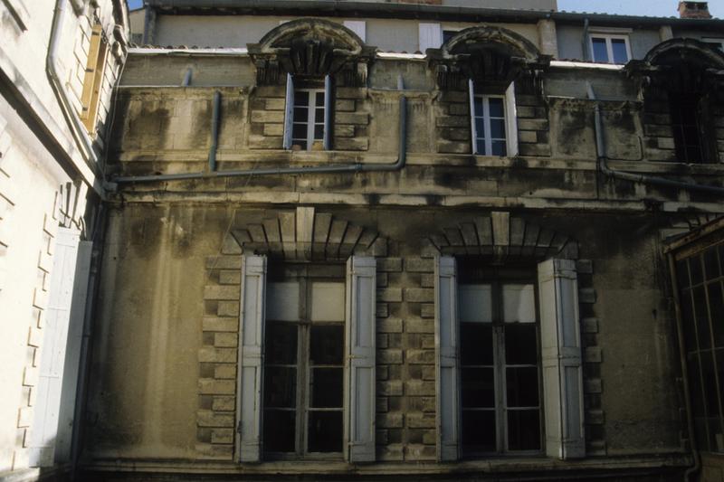 Bâtiments donnant sur la cour intérieure.