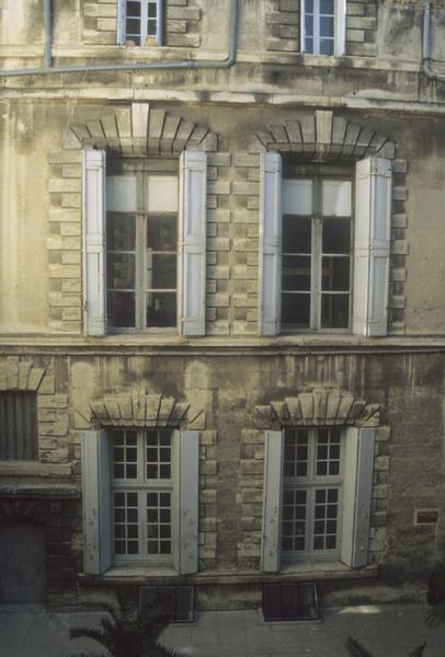 Bâtiments donnant sur la cour intérieure.