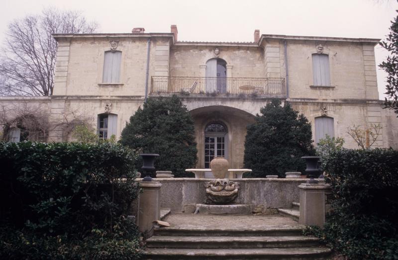 Façade arrière avec jardin.