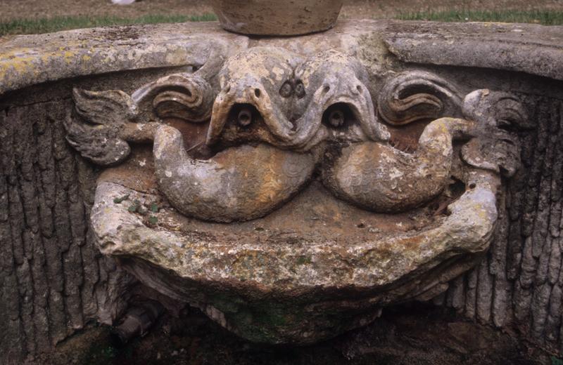 Fontaine ; détail des élements sculptés.