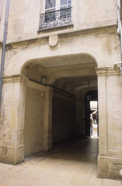 Porche entre l'entrée et la cour intérieure.