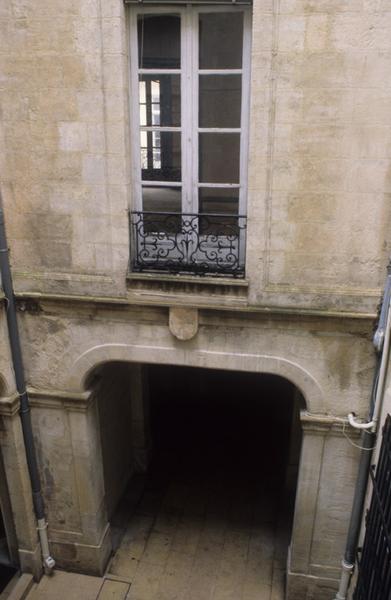 Porche et bâtiment entre l'entrée et la cour intérieure.