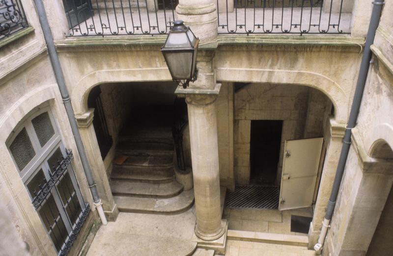 Cour intérieure et bâtiments.