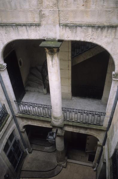 Cour intérieure et bâtiments.