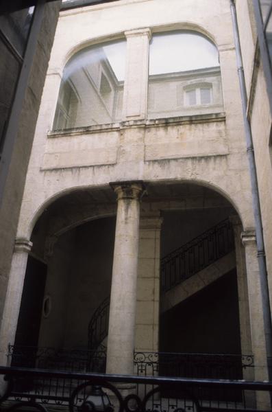 Cour intérieure et bâtiments.