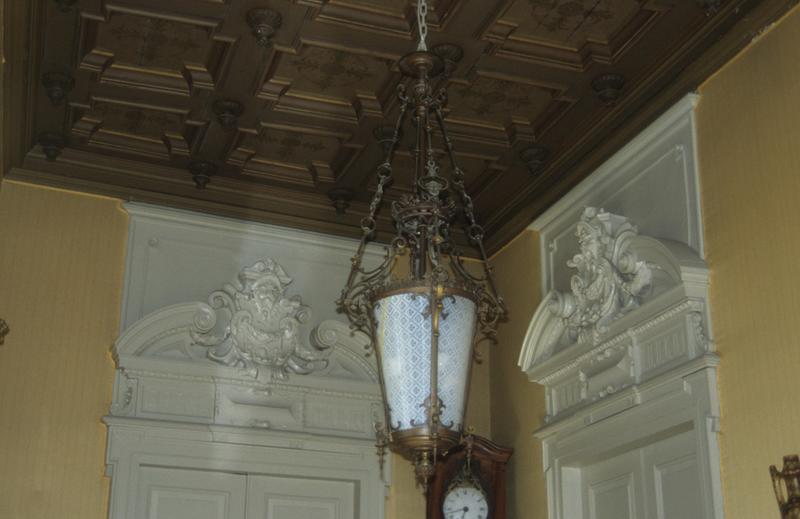 Intérieur ; 1er étage ; décor d'une salle. Plafond à caissons et dessus de porte.