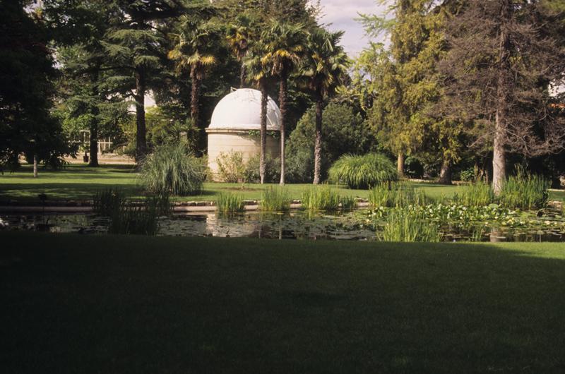 Lac aux nélombos et observatoire.