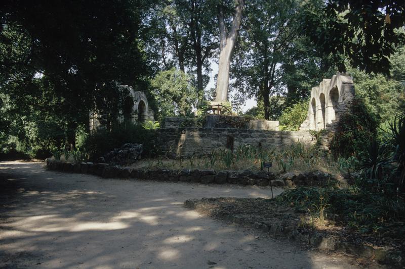 Noria dite du tertre de Narcissa avec ses arcades en remplois.