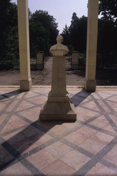 Institut de botanique et buste de Flahault, perspective sur l'allée de Candolle.