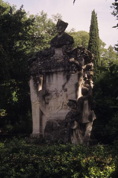 Monument à Rabelais.