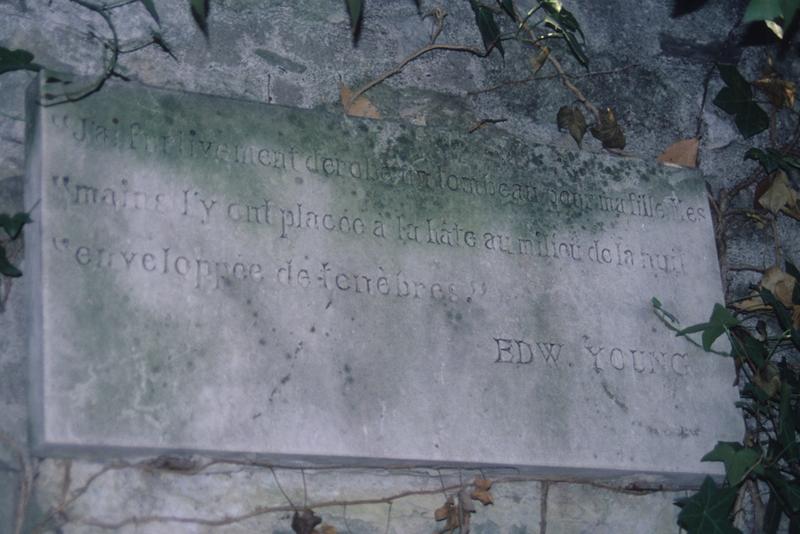 Inscription d'une citation de Edward Young.