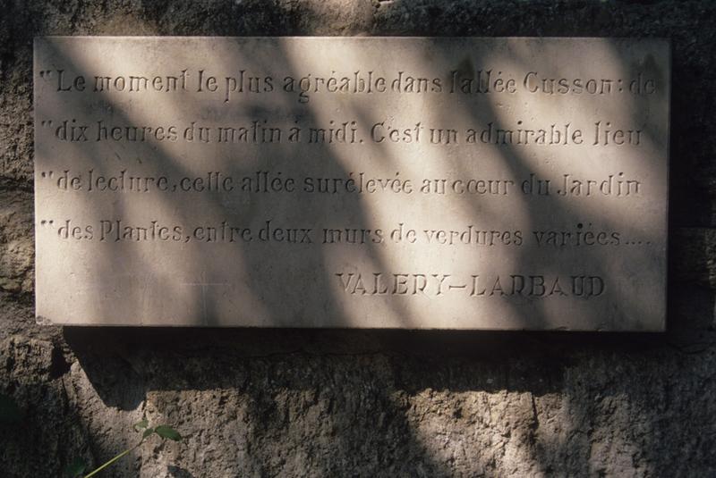 Inscription d'une citation de Valéry Larbaud.