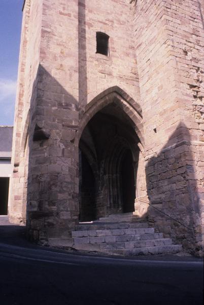 Clocher ; arche d'entrée.