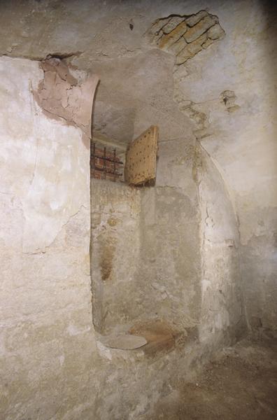 Intérieur de la tour ; prisons ; salle voûtée.