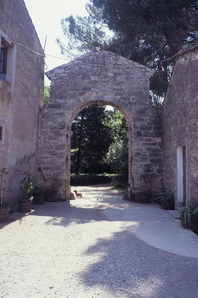 Porte de la caserne